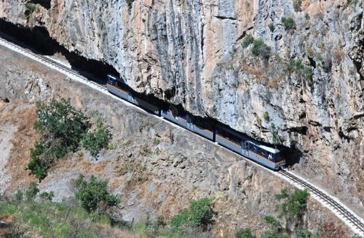  Το υπέροχο Ελληνικό φαράγγι που διασχίζει η θεαματικότερη σιδηροδρομική γραμμή των Βαλκανίων!