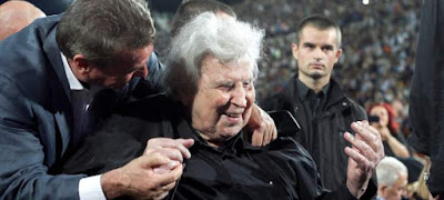  Η συγκλονιστική στιγμή που ο Μίκης Θεοδωράκης δακρύζει ενώ διευθύνει το «Άρνηση»