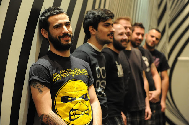  Παραμονή στο ΦρούριοΤραγουδάμε και χορεύουμε με KOZA MOSTRA,
