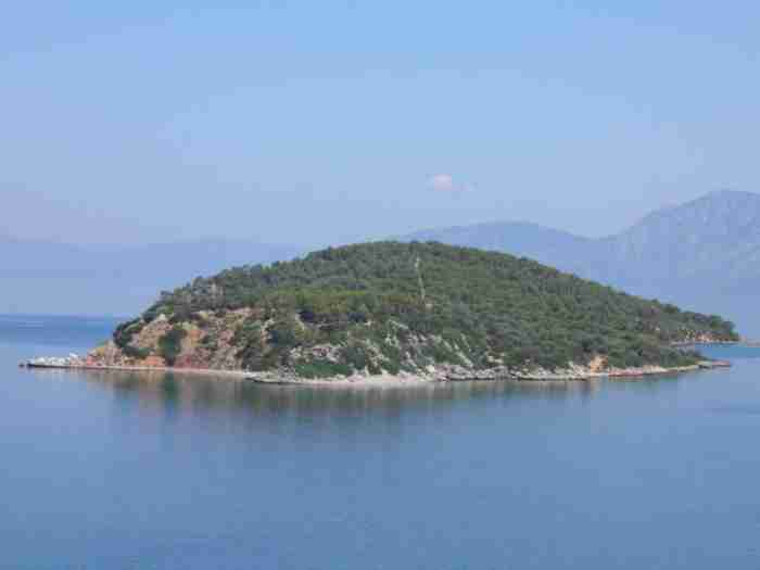  Μόλις μια ώρα από την Αθήνα βρίσκεται ένα μικρό νησάκι με μαγευτικές παραλίες και σκοτεινή ιστορία