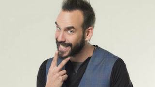  Ο Πάνος Μουζουράκης μαθαίνει στα παιδιά τα σημεία στίξης