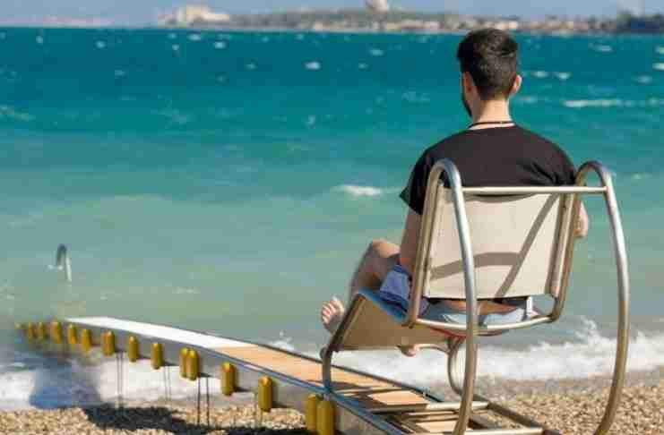 Ελληνική ιδέα κάνει τα άτομα με αναπηρία να απολαμβάνουν τη θάλασσα
