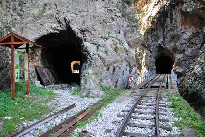 Το υπέροχο Ελληνικό φαράγγι που διασχίζει η θεαματικότερη σιδηροδρομική γραμμή των Βαλκανίων! 