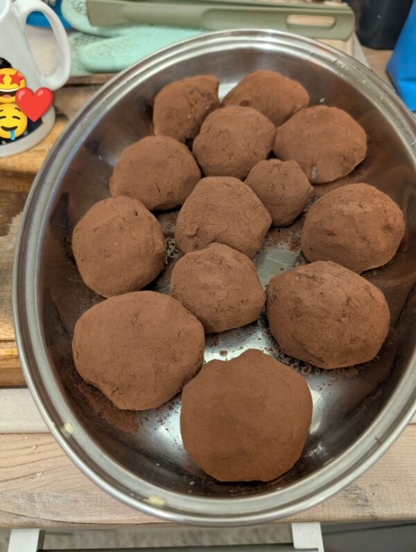 Μεγάλα νηστίσιμα power balls σοκολάτας σε πιατέλα, ιδανικά για πλήρες επιδόρπιο.