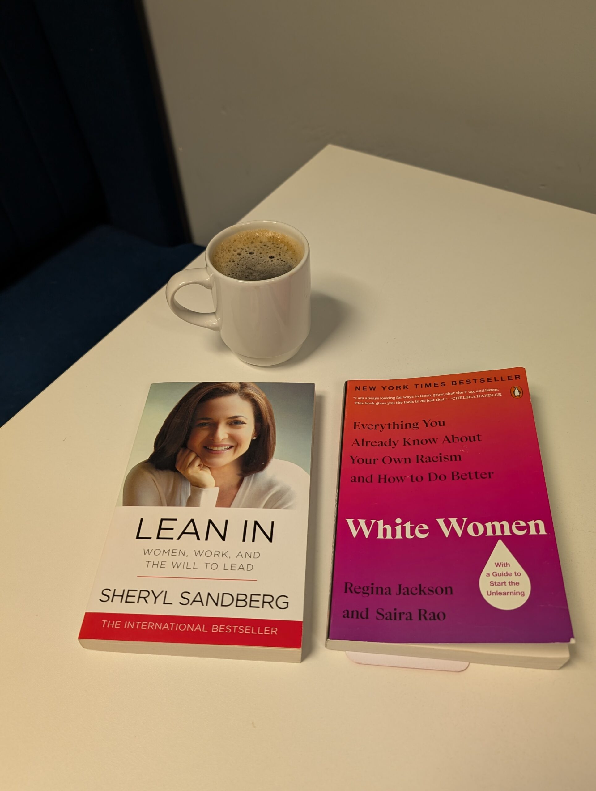 Τα βιβλία Lean In της Sheryl Sandberg και White Women των Regina Jackson και Saira Rao τοποθετημένα μαζί.